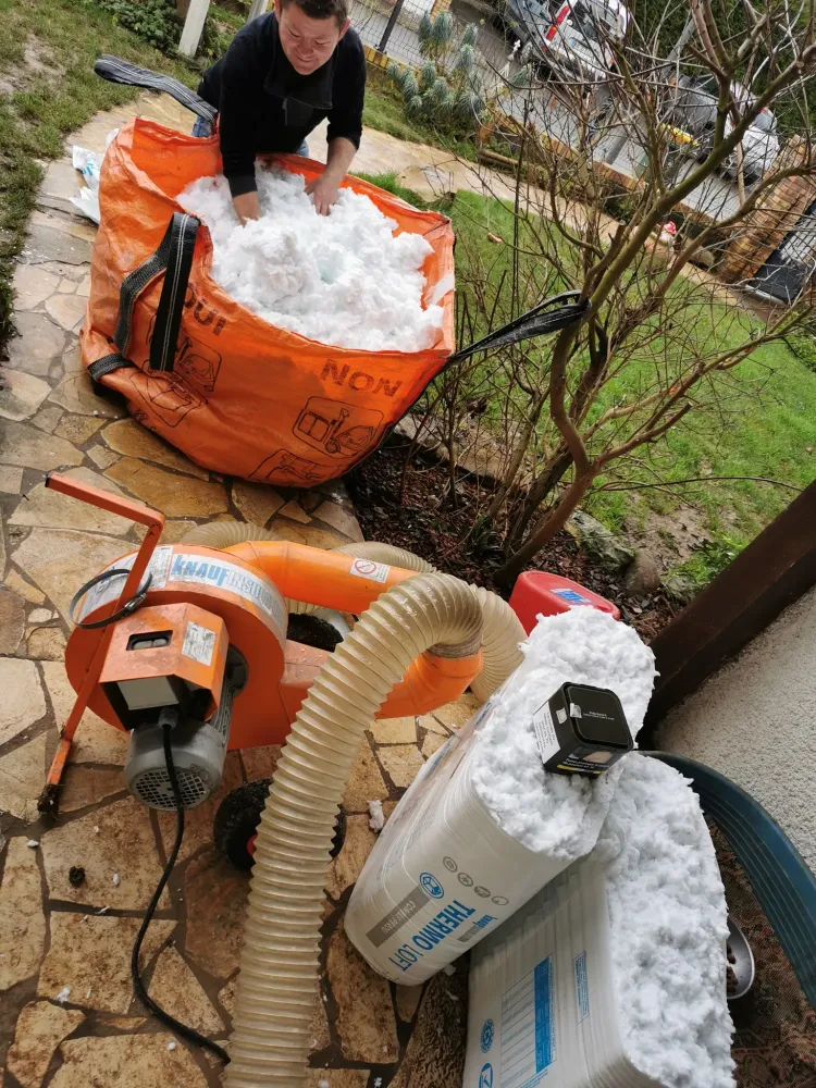 Isolation de combles par soufflage mécanique - avant