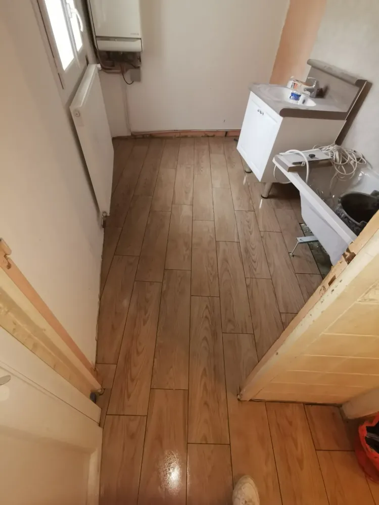 Pose de carrelage imitation parquet - après