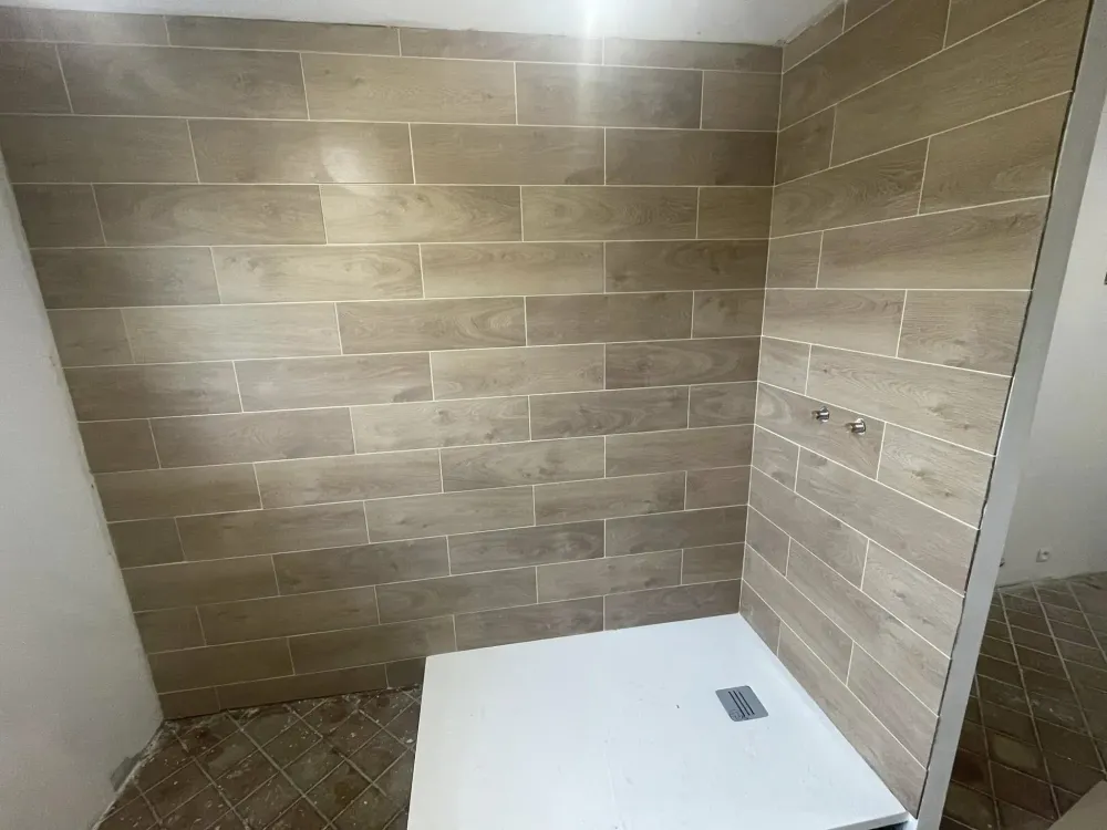 Pose de carrelage mural - douche - après